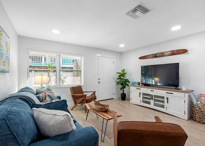 August Pet Friendly And Hot Tub A Holiday home Clearwater Beach