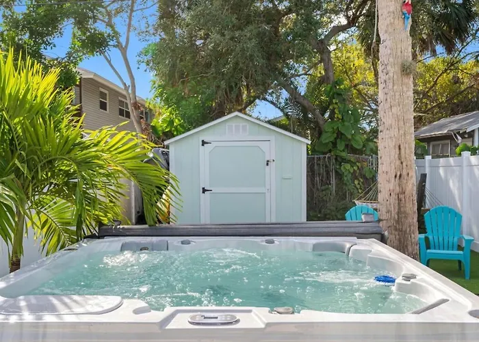 August Pet Friendly And Hot Tub A Holiday home *